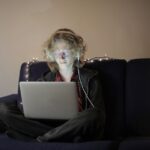 how-to-connect-headphones-to-laptop_featured_photo